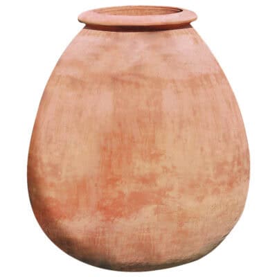 Olla in terracotta, ispirata al dolium, è un grande recipiente per alimenti e vini, rinvenuto a Pompei, Ostia, Cnosso e Troia. Per arredo parchi e giardini.