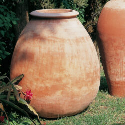 Olla in terracotta, ispirata al dolium, è un grande recipiente per alimenti e vini, rinvenuto a Pompei, Ostia, Cnosso e Troia. Per arredo parchi e giardini.