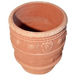 Conca snella antica, vaso per piante. La forma e il design del vaso lo rendono particolarmente bello ed elegante, aiuta a impreziosire l’arredo e contemporaneamente è adatto per essere piantato. I decori a rilievo sono realizzati nelle giuste proporzioni dell’articolo, impreziosiscono l’aspetto estetico generale del vaso e lo rendono adatto in ambienti e arredi classici o storici. Realizzato a mano da maestri artigiani con argilla di Impruneta, resistente al gelo.