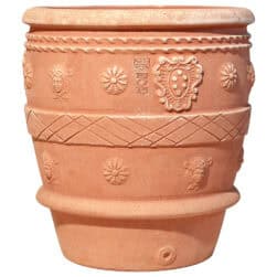 Conca snella antica, vaso per piante. La forma e il design del vaso lo rendono particolarmente bello ed elegante, aiuta a impreziosire l’arredo e contemporaneamente è adatto per essere piantato. I decori a rilievo sono realizzati nelle giuste proporzioni dell’articolo, impreziosiscono l’aspetto estetico generale del vaso e lo rendono adatto in ambienti e arredi classici o storici. Realizzato a mano da maestri artigiani con argilla di Impruneta, resistente al gelo.