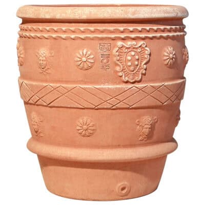 Conca snella antica, vaso per piante. La forma e il design del vaso lo rendono particolarmente bello ed elegante, aiuta a impreziosire l’arredo e contemporaneamente è adatto per essere piantato. I decori a rilievo sono realizzati nelle giuste proporzioni dell’articolo, impreziosiscono l’aspetto estetico generale del vaso e lo rendono adatto in ambienti e arredi classici o storici. Realizzato a mano da maestri artigiani con argilla di Impruneta, resistente al gelo.