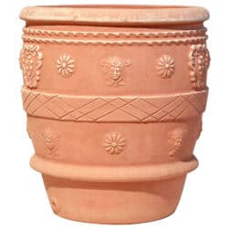 Conca snella antica, vaso per piante. La forma e il design del vaso lo rendono particolarmente bello ed elegante, aiuta a impreziosire l’arredo e contemporaneamente è adatto per essere piantato. I decori a rilievo sono realizzati nelle giuste proporzioni dell’articolo, impreziosiscono l’aspetto estetico generale del vaso e lo rendono adatto in ambienti e arredi classici o storici. Realizzato a mano da maestri artigiani con argilla di Impruneta, resistente al gelo.