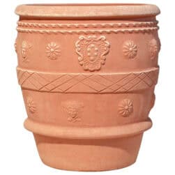 Conca snella antica, vaso per piante. La forma e il design del vaso lo rendono particolarmente bello ed elegante, aiuta a impreziosire l’arredo e contemporaneamente è adatto per essere piantato. I decori a rilievo sono realizzati nelle giuste proporzioni dell’articolo, impreziosiscono l’aspetto estetico generale del vaso e lo rendono adatto in ambienti e arredi classici o storici. Realizzato a mano da maestri artigiani con argilla di Impruneta, resistente al gelo.