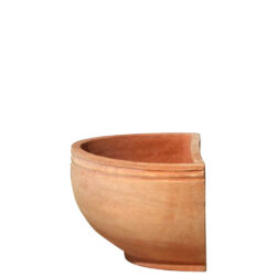 Tasca due righi in terracotta, fioriera da parete ideale per piante sempreverdi, grasse o stagionali, aggiunge eleganza naturale a pareti e balconi.