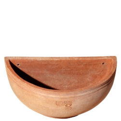 Tasca due righi in terracotta, fioriera da parete ideale per piante sempreverdi, grasse o stagionali, aggiunge eleganza naturale a pareti e balconi.