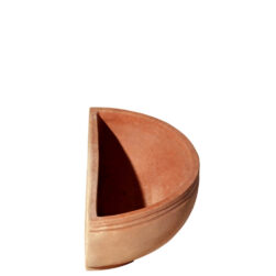 Tasca due righi in terracotta, fioriera da parete ideale per piante sempreverdi, grasse o stagionali, aggiunge eleganza naturale a pareti e balconi.