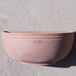 Tasca due righi in terracotta, fioriera da parete ideale per piante sempreverdi, grasse o stagionali, aggiunge eleganza naturale a pareti e balconi.