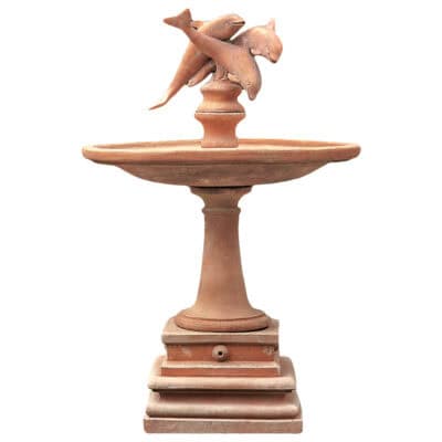 Fontana con piatto per giardino e esterno. Fontana per giochi d'acqua belli e rilassante. Arredamento interno, ingressi, reception, negozio sauna e piscina.