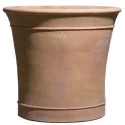 Vaso Arabella Lennox Boyd per piante, liscio. La forma e il design del vaso lo rendono particolarmente bello ed elegante. Realizzato a mano da maestri artigiani con argilla di Impruneta, resistente al gelo.