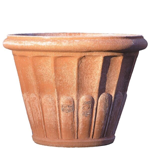 Vaso baccellato. Vaso per piante. Articolo di piccole dimensioni. Realizzato in più dimensioni. Modellazione realizzata in alto rilievo. La forma tronco conica di proporzioni studiate, rende il vaso di eccellente armonia estetica e inoltre facilita la svasatura della pianta ai travasi. Realizzato a mano da maestri artigiani con argilla di Impruneta, resistente al gelo.