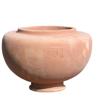 Cache-pot etrusco liscio. Portavaso decorativo e adatto anche per piantare. La forma e il design del vaso lo rendono particolarmente bello ed elegante, aiuta a impreziosire l’arredo. Articolo di eccellente durata, non si sforma, non si deteriora, e acquista con il tempo un particolare aspetto superficiale.