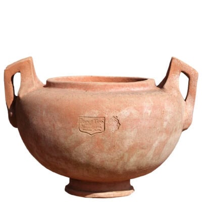 Cache-pot etrusco con manici. Portavaso decorativo e adatto anche per piantare. Decorato con manici in stile con funzione estetica. I decori a rilievo sono realizzati nelle giuste proporzioni dell’articolo, impreziosiscono l’aspetto estetico generale del vaso e lo rendono adatto in ambienti e arredi classici o storici.