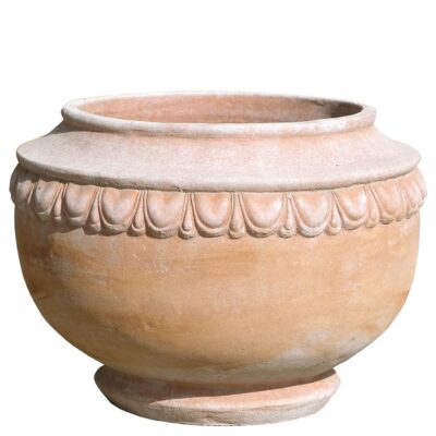 Cache-pot con baccellatura. Portavaso o vaso per piante e fioriture stagionali, unica dimensione diametro 55 cm e altezza 38 cm. Per la sua forma è adatto alla versione "grigiolava", in questa veste si scambia per una vera fusione di metallo. Realizzato a mano da maestri artigiani con argilla di Impruneta, resistente al gelo.