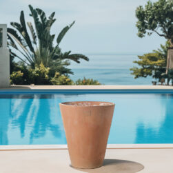 Cono vaso per piante. Vaso in terracotta moderno. vaso di design minimalista. Vaso in cotto di Impruneta cotto Toscano. Forma elegante slanciata per tutti i tipi di piante da fiori e preferibile per piante con necessità di apparato radicale profondo..