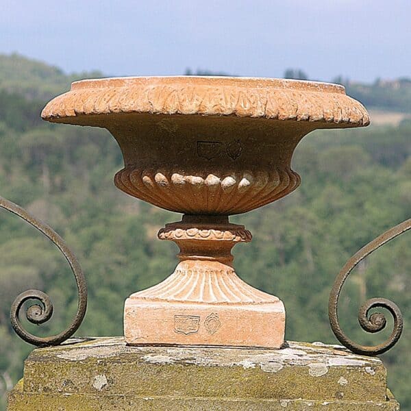 Alzata a tazza. Alzate da collocare sopra a colonne, capitelli di recinzioni, e ai lati di cancelli. La forma e il design del vaso lo rendono particolarmente bello ed elegante, aiuta a impreziosire l’arredo e contemporaneamente è adatto per essere piantato. Realizzato a mano da maestri artigiani con argilla di Impruneta, resistente al gelo.