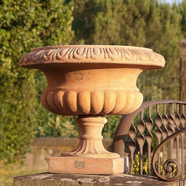 Alzata a tazza. Alzate da collocare sopra a colonne, capitelli di recinzioni, e ai lati di cancelli. La forma e il design del vaso lo rendono particolarmente bello ed elegante, aiuta a impreziosire l’arredo e contemporaneamente è adatto per essere piantato. Realizzato a mano da maestri artigiani con argilla di Impruneta, resistente al gelo.