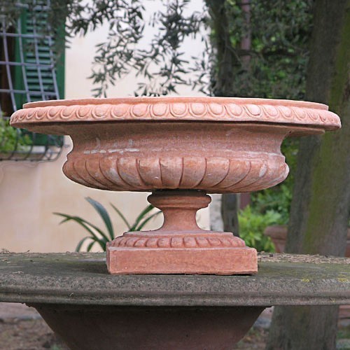 Cup-shaped stand to be placed on top of columns, capitals of fences, and on the sides of gates. Decorated surface. Handmade, frost resistant.