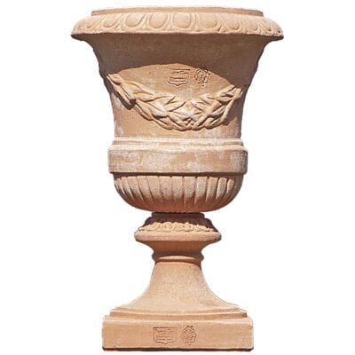 Alzata mughetto. Alzate da collocare in terra e ideali sopra a colonne, capitelli di recinzioni, e ai lati di cancelli. La forma e il design del vaso lo rendono particolarmente bello ed elegante, aiuta a impreziosire l’arredo e contemporaneamente è adatto per essere piantato. Eccellente impatto estetico e adatto per impieghi senza le piante. Articolo di eccellente durata, non si sforma, non si deteriora, e acquista con il tempo un particolare aspetto superficiale.