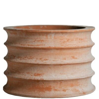 Vaso cilindrico per piante. Molto stabile al vento e antiribaltamento. Fatto a mano argilla terracotta di Impruneta. Qualità assoluta resistente al gelo. Cotto di design contemporaneo, elegante e forma innovativa. Usato come portavaso per pianta e fiori secchi. Arredo giardino e vaso da interno.