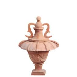 Vaso ornamentale del ‘600 in terracotta con base quadrata, manici decorativi e rilievi in stile seicentesco.