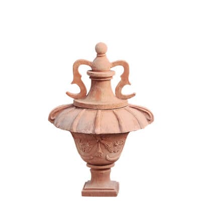 Vaso ornamentale del ‘600 in terracotta con base quadrata, manici decorativi e rilievi in stile seicentesco.