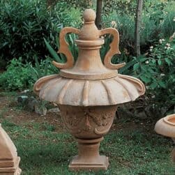 Vaso ornamentale del ‘600 in terracotta con base quadrata, manici decorativi e rilievi in stile seicentesco.