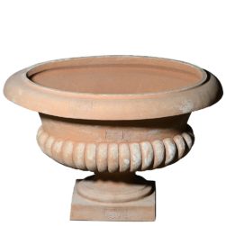 The shape is oval and the pedestal is rectangular. It contains 50 liters of soil so plants such as boxwood can also be planted there. Composed of two pieces supplied separate to be joined on site with simple external glue.