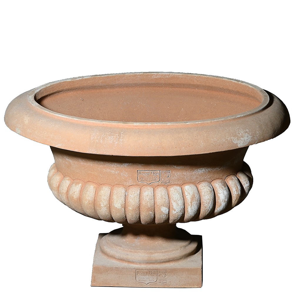The shape is oval and the pedestal is rectangular. It contains 50 liters of soil so plants such as boxwood can also be planted there. Composed of two pieces supplied separate to be joined on site with simple external glue.