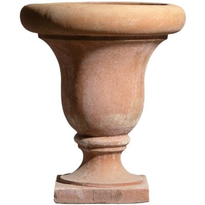 Vaso La Carbonaia aperta da collocare sopra a colonne, capitelli di recinzioni, e ai lati di cancelli. Superficie liscia. Realizzato a mano da maestri artigiani con argilla di Impruneta, resistente al gelo.