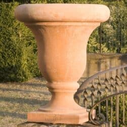 Vaso La Carbonaia aperta da collocare sopra a colonne, capitelli di recinzioni, e ai lati di cancelli. Superficie liscia. Realizzato a mano da maestri artigiani con argilla di Impruneta, resistente al gelo.