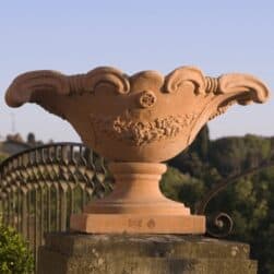 Vaso ornamentale del '700. Alzata da collocare sopra a colonne, capitelli di recinzioni, e ai lati di cancelli. Forma ovale evocante il petit chapeau di Napoleone. Fatto a mano.