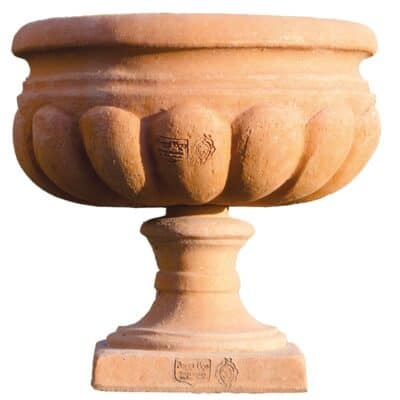 Alzata baccellata. Alzata da collocare in terra e ideali sopra a colonne, capitelli di recinzioni, e ai lati di cancelli. La forma e il design del vaso lo rendono particolarmente bello ed elegante, aiuta a impreziosire l’arredo e contemporaneamente è adatto per essere piantato. Eccellente impatto estetico e adatto per impieghi senza le piante.