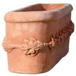 Cassetta da davanzale in terracotta con decorazione a frutta e foglie in rilievo, forma rettangolare