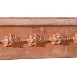 Cassetta da davanzale in terracotta con decorazione a frutta e foglie in rilievo, forma rettangolare