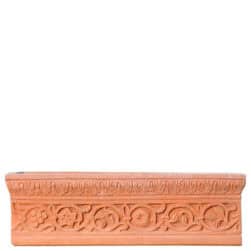 Cassetta bizantina in terracotta con fregio a volute e decorazioni a rilievo su vaso rettangolare