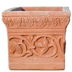 Cassetta bizantina in terracotta con fregio a volute e decorazioni a rilievo su vaso rettangolare