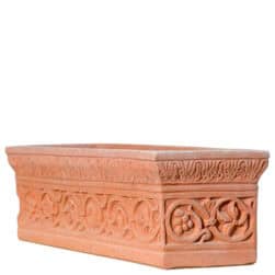 Cassetta bizantina in terracotta con fregio a volute e decorazioni a rilievo su vaso rettangolare