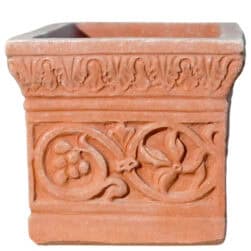 Cassetta bizantina in terracotta con fregio a volute e decorazioni a rilievo su vaso rettangolare