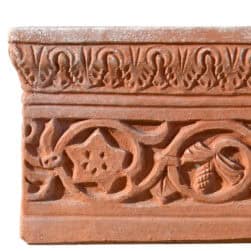 Cassetta bizantina in terracotta con fregio a volute e decorazioni a rilievo su vaso rettangolare