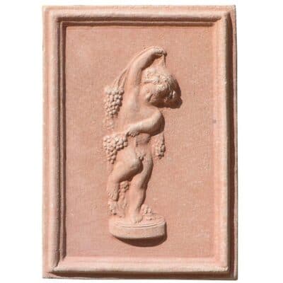 Pannello Chianti putto. Pannello decorativo provvisto di fori per appendere. Realizzato in unica dimensione. Modellazione realizzata in alto rilievo. Fatto a mano da maestri artigiani con argilla di Impruneta, resistente al gelo a oltre -30°C di eccellente durata, la forma rimane inalterata nel tempo.