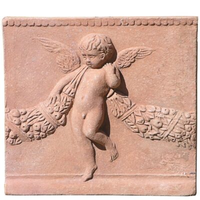 Pannello putto con festone. Pannello decorativo provvisto di fori per appendere. Realizzato in unica dimensione. Modellazione realizzata in alto rilievo. Fatto a mano da maestri artigiani con argilla di Impruneta, resistente al gelo a oltre -30°C di eccellente durata, la forma rimane inalterata nel tempo.