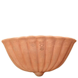 Tasca Baccellata in Terracotta di Impruneta, decorativa e funzionale, perfetta per piante e come lavandino da parete.