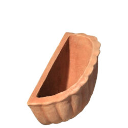 Tasca Baccellata in Terracotta di Impruneta, decorativa e funzionale, perfetta per piante e come lavandino da parete.