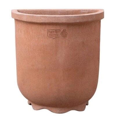 Fioriera a Parete Liscia in Terracotta di Impruneta con piedi smerlati integrati per un corretto deflusso dell’acqua, decorata con piante rampicanti colorate.