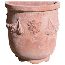 Fioriera a parete festonata in terracotta, con decorazioni a rilievo e festoni sui lati, ideale per giardini e spazi interni.