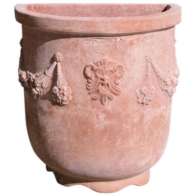 Fioriera a parete festonata in terracotta, con decorazioni a rilievo e festoni sui lati, ideale per giardini e spazi interni.