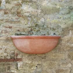 Tasca con orlo in terracotta di Impruneta, a parete, decorativa e funzionale come lavandino o vaso per piante.