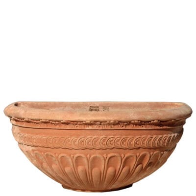 Fioriera decorata a parete in terracotta, perfetta per piante sempreverdi, rampicanti, grasse e stagionali. Unisce eleganza e praticità per spazi esterni.