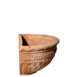 Fioriera decorata a parete in terracotta, perfetta per piante sempreverdi, rampicanti, grasse e stagionali. Unisce eleganza e praticità per spazi esterni.