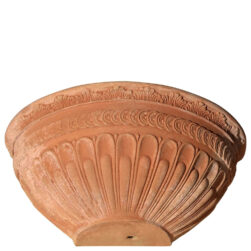 Fioriera decorata a parete in terracotta, perfetta per piante sempreverdi, rampicanti, grasse e stagionali. Unisce eleganza e praticità per spazi esterni.